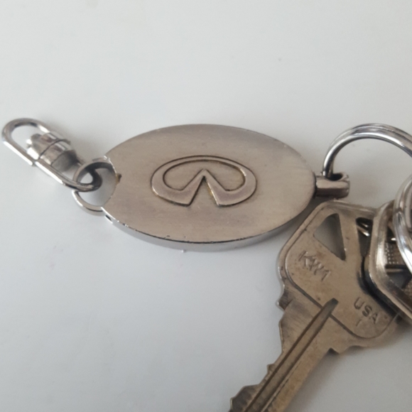 Infinity Car keychain - Picture 2 of 3